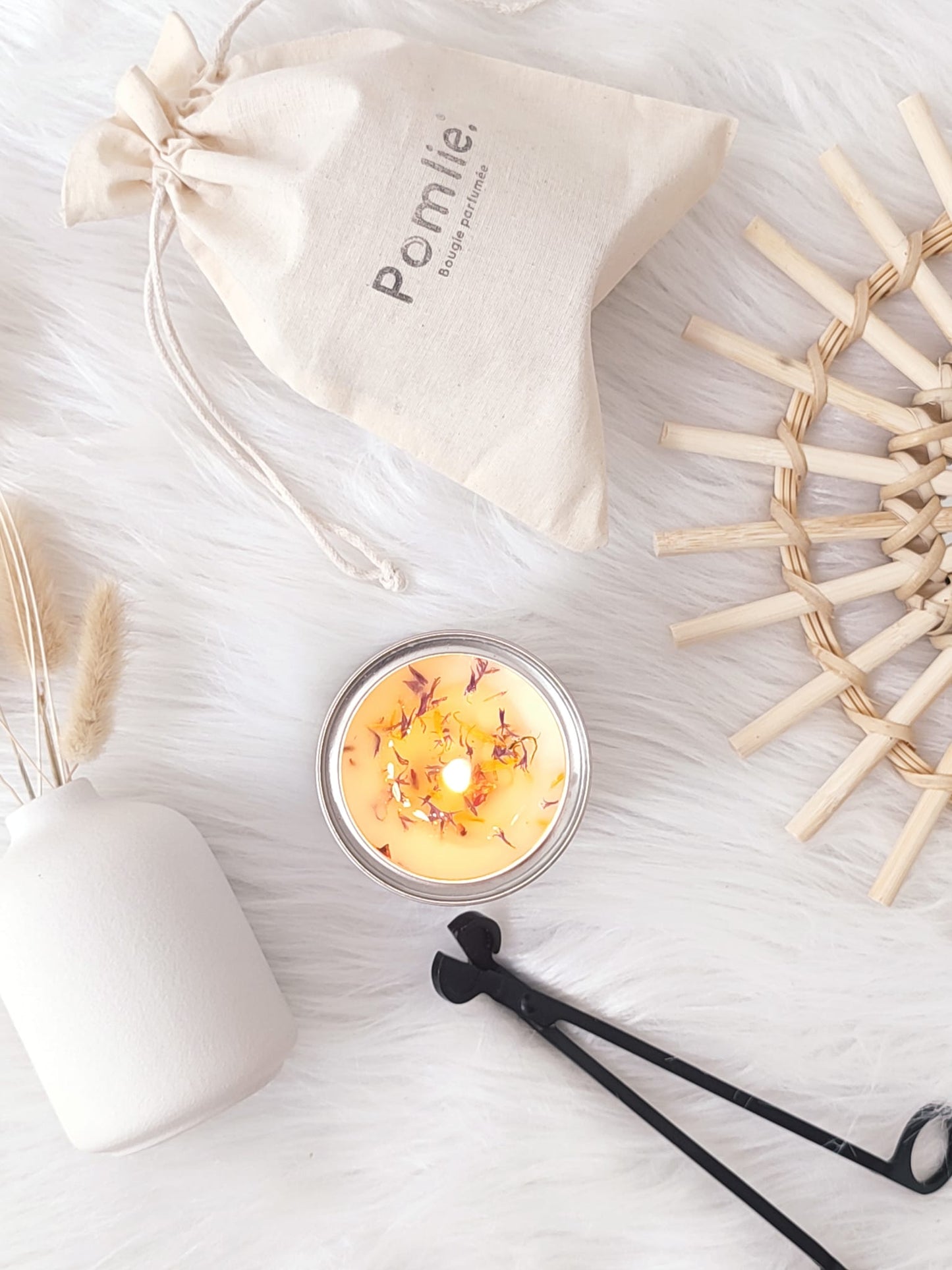 Bougie parfumée Pomelo à la cire 100% naturelle allumée.