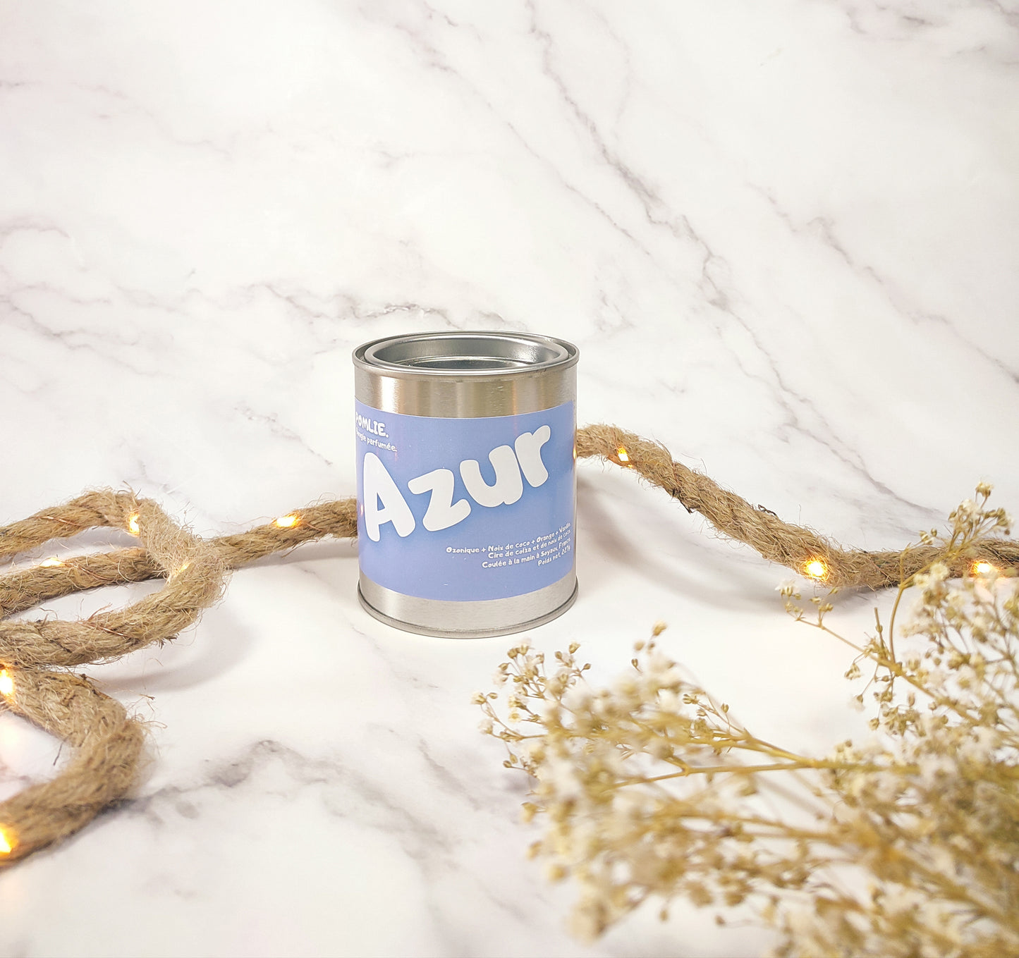 Bougie parfumée Azur fermée avec corde de décoration et fleurs séchées.