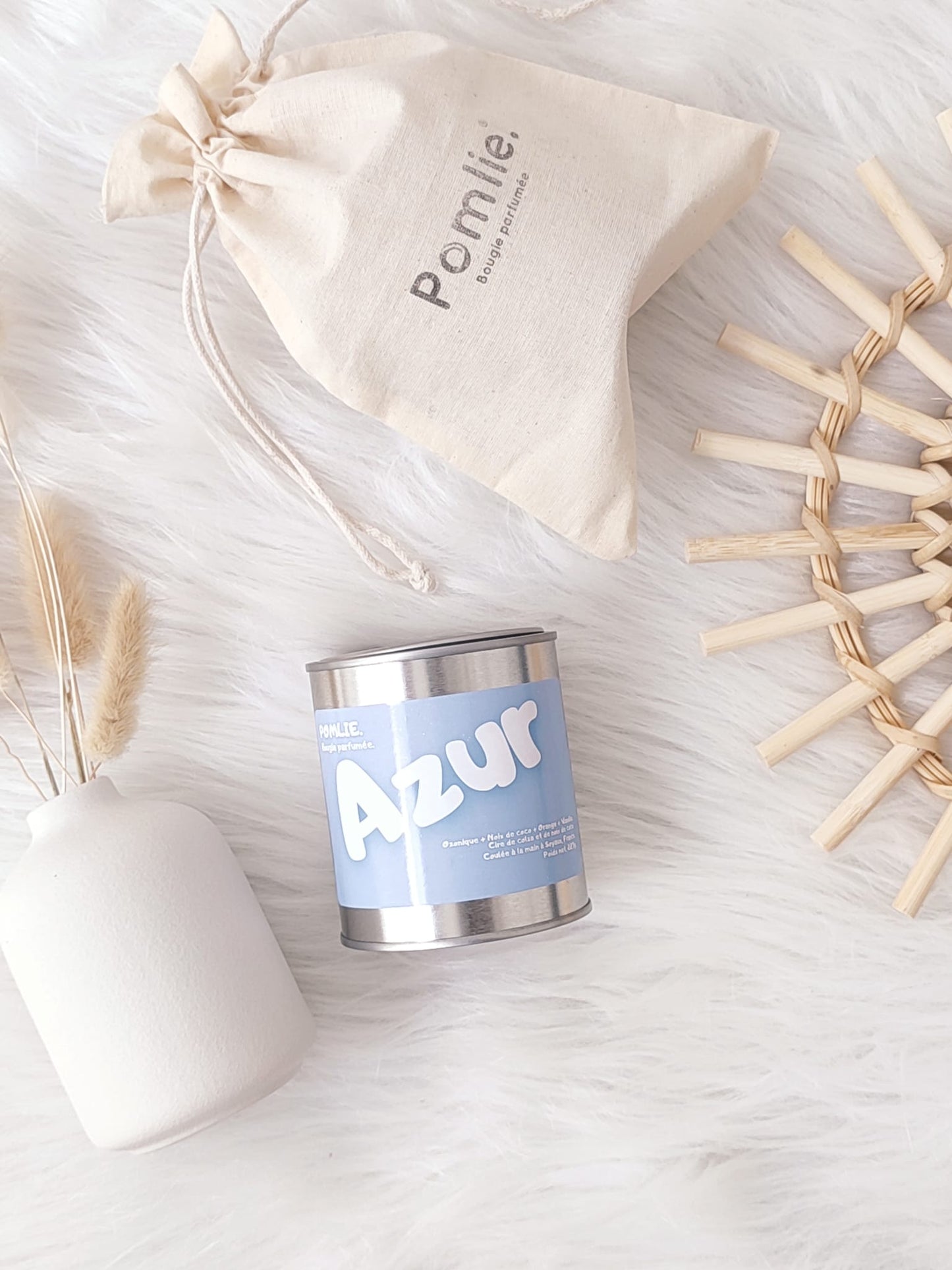Bougie éthique Azur de Pomlie avec sachet en coton.