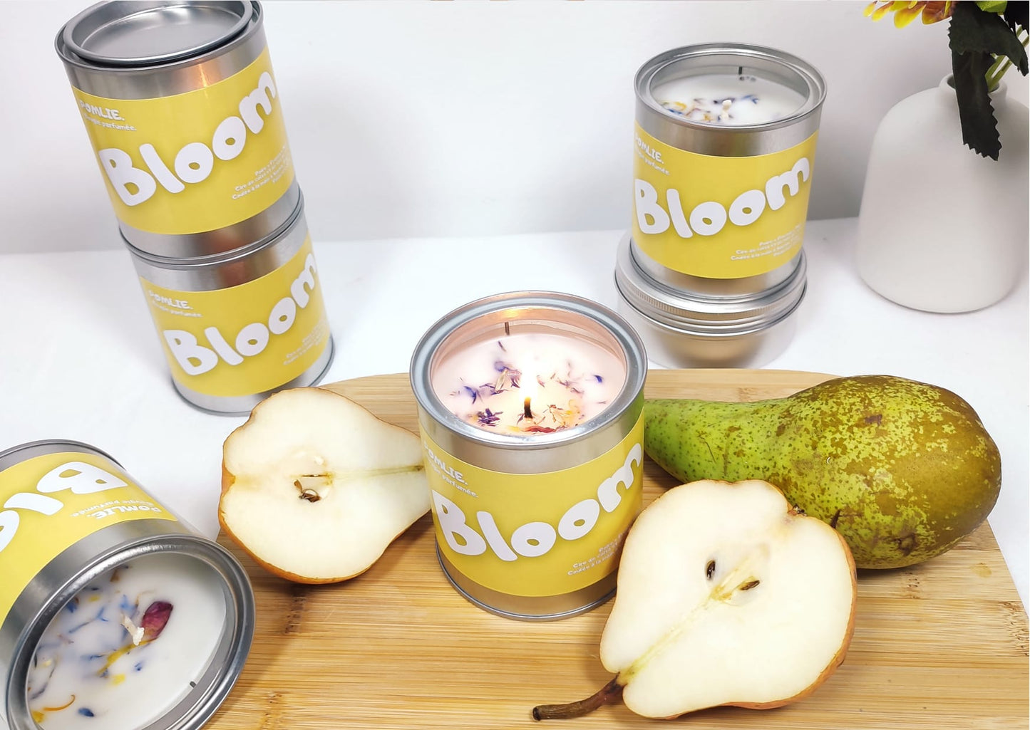 Bougie parfumée Bloom allumée à coté de poires