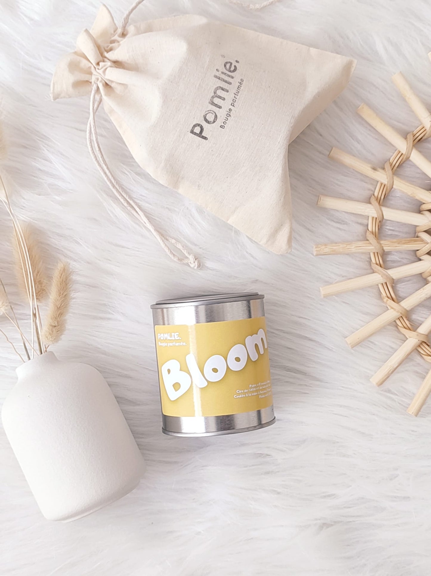 Bougie éthique Bloom de Pomlie avec sachet en coton.