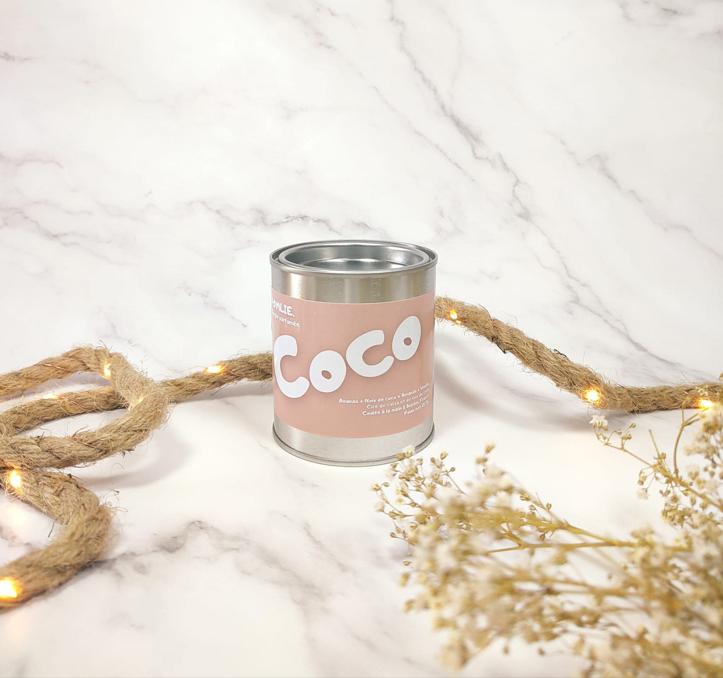 Bougie parfumée Coco fermée avec corde de décoration et fleurs séchées.