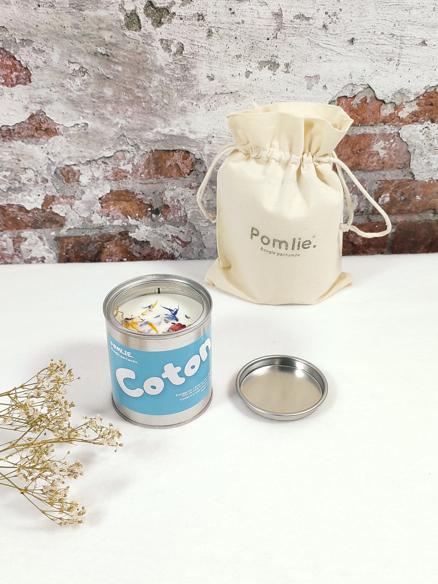 Bougie Pomlie Coton dans une boîte en métal bleu avec sac en coton.