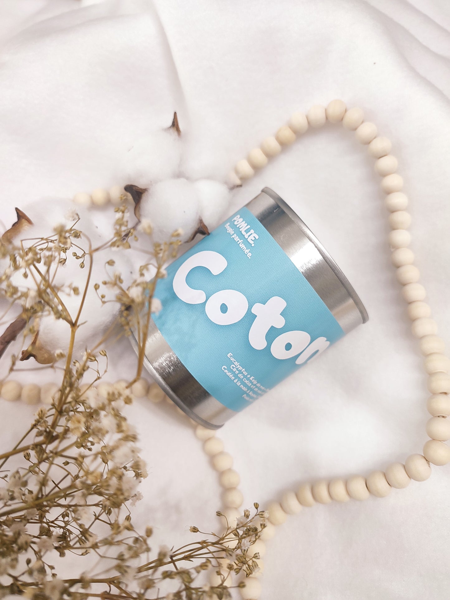 Bougie parfumée Coton bleue avec bijoux, coton et fleurs séchées.