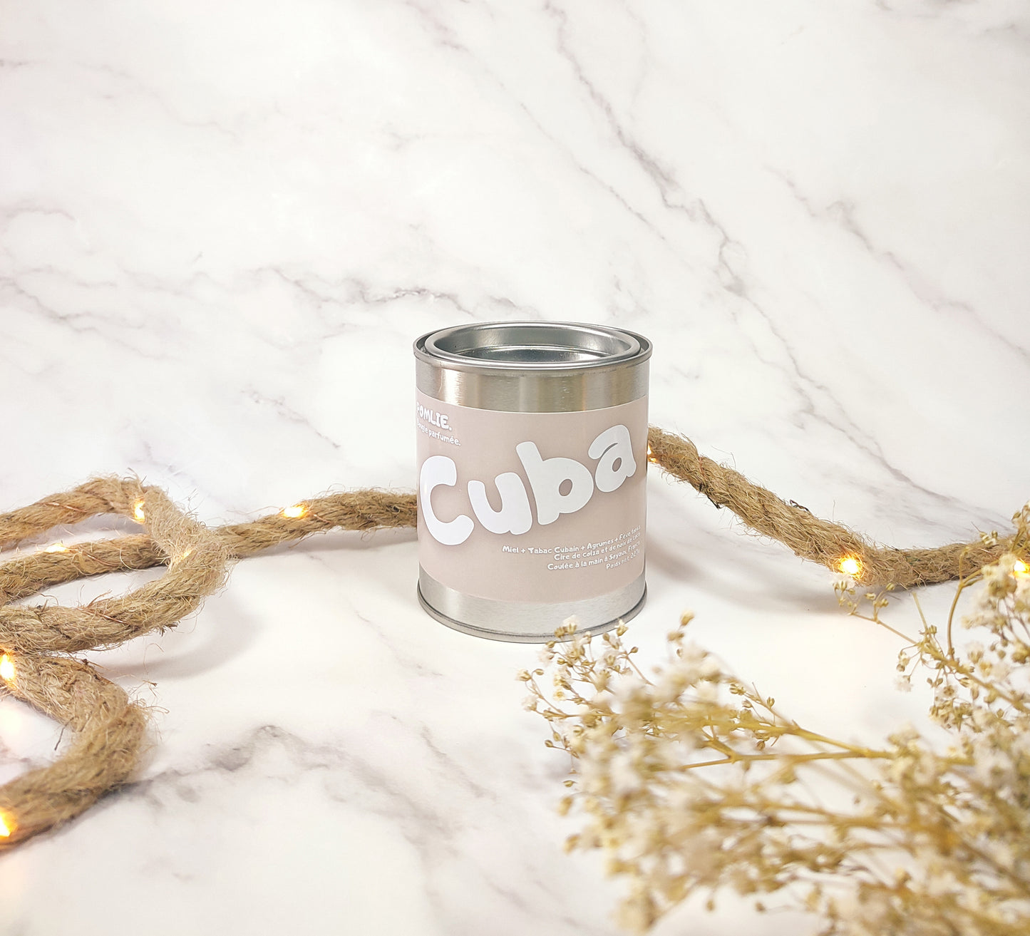 Bougie parfumée Cuba fermée avec corde de décoration et fleurs séchées.