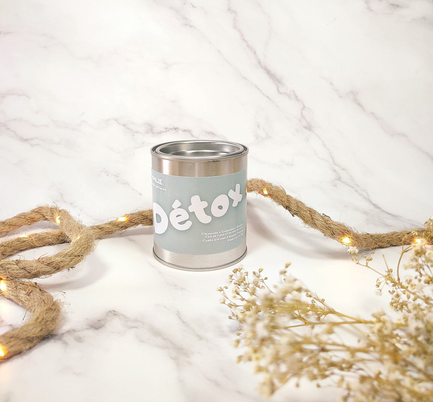 Bougie parfumée Détox fermée avec corde de décoration et fleurs séchées.