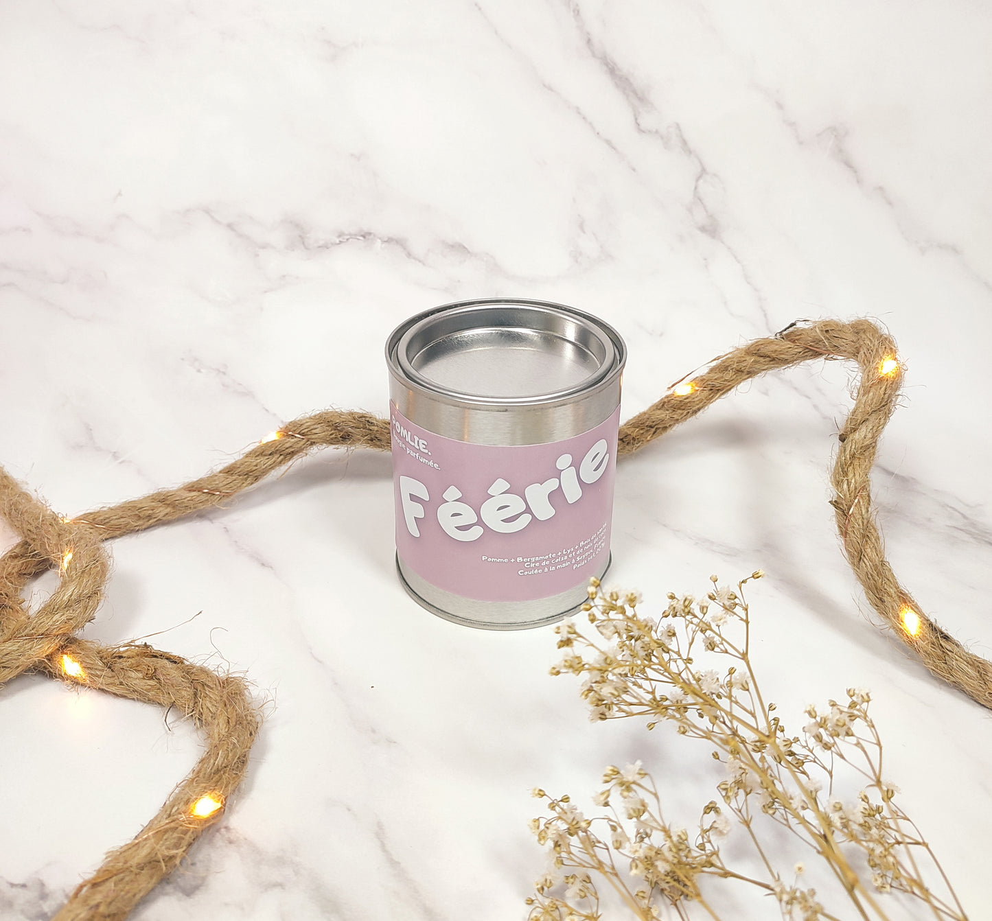 Bougie parfumée Féerie fermée avec corde de décoration et fleurs séchées.