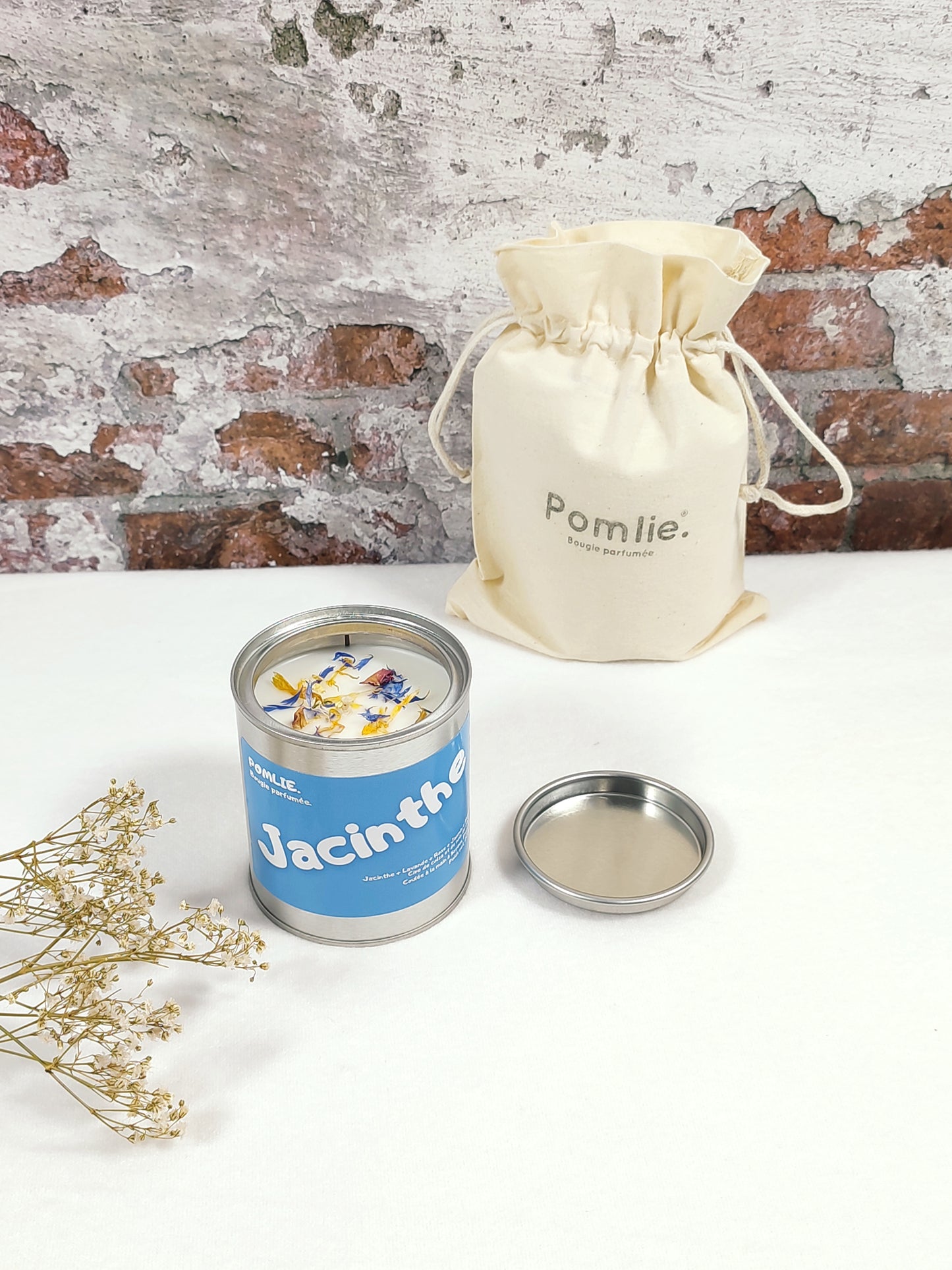 Bougie Pomlie Jacinthe dans une boîte en métal bleu avec sac en coton.