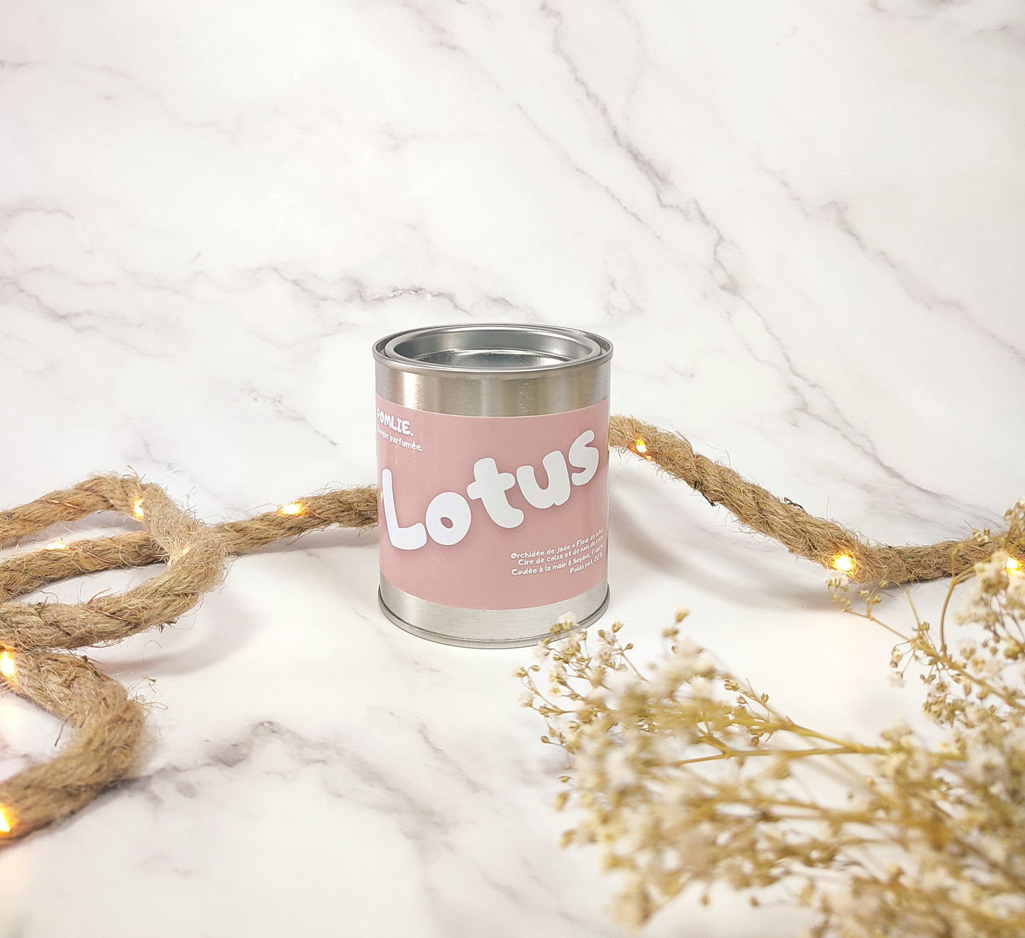 Bougie parfumée Lotus fermée avec corde de décoration et fleurs séchées.
