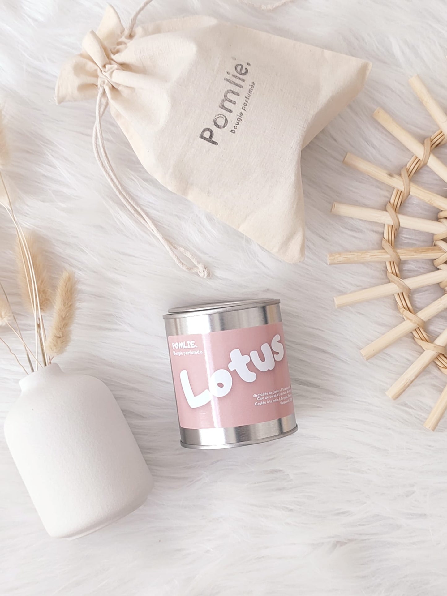 Bougie éthique Lotus de Pomlie avec sachet en coton.