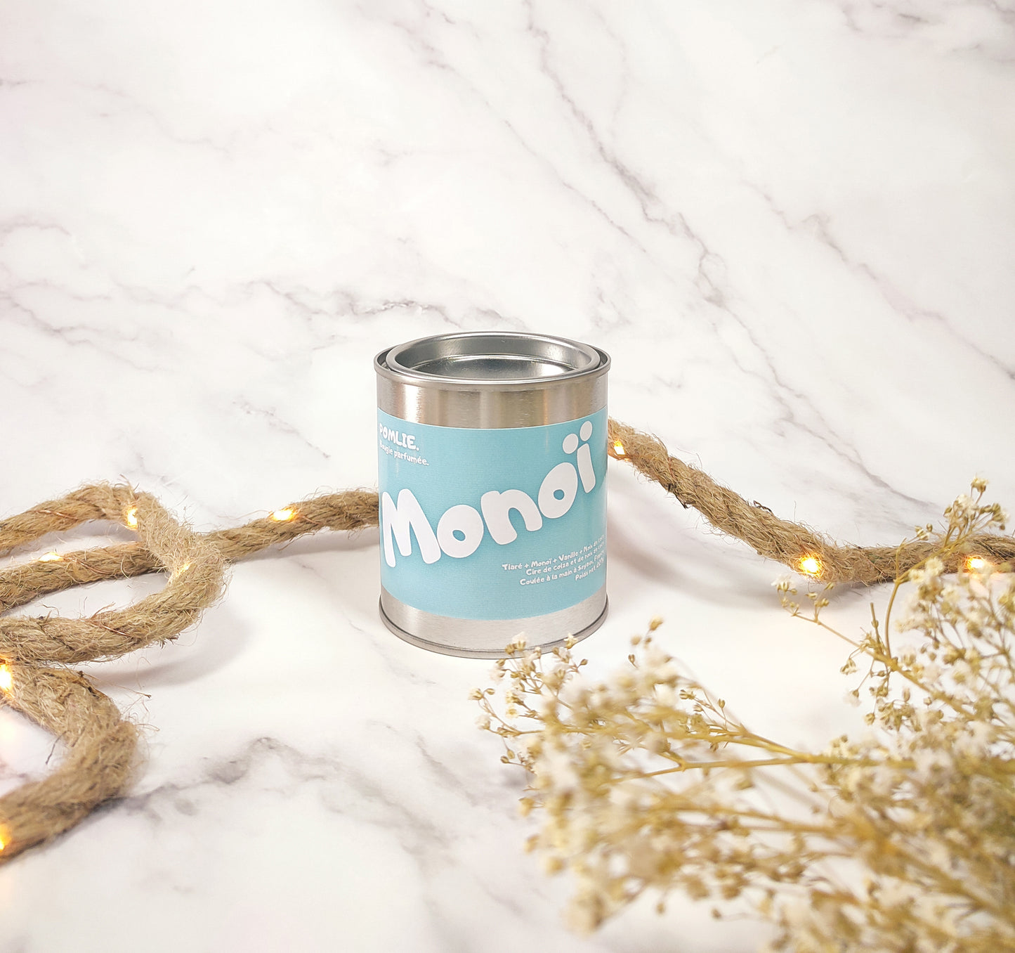 Bougie parfumée Monoï fermée avec corde de décoration et fleurs séchées.