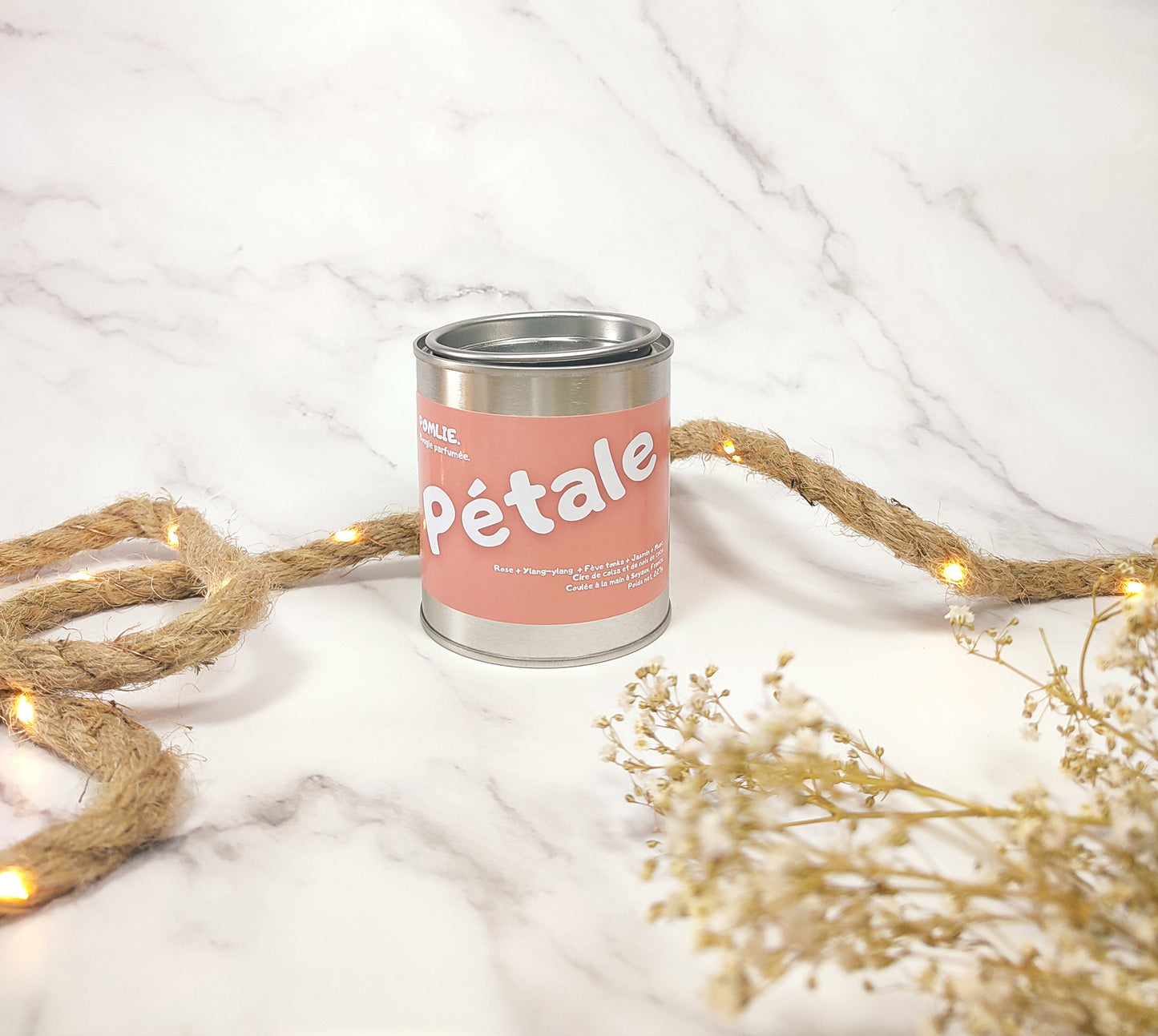 Bougie parfumée Pétale fermée avec corde de décoration et fleurs séchées.