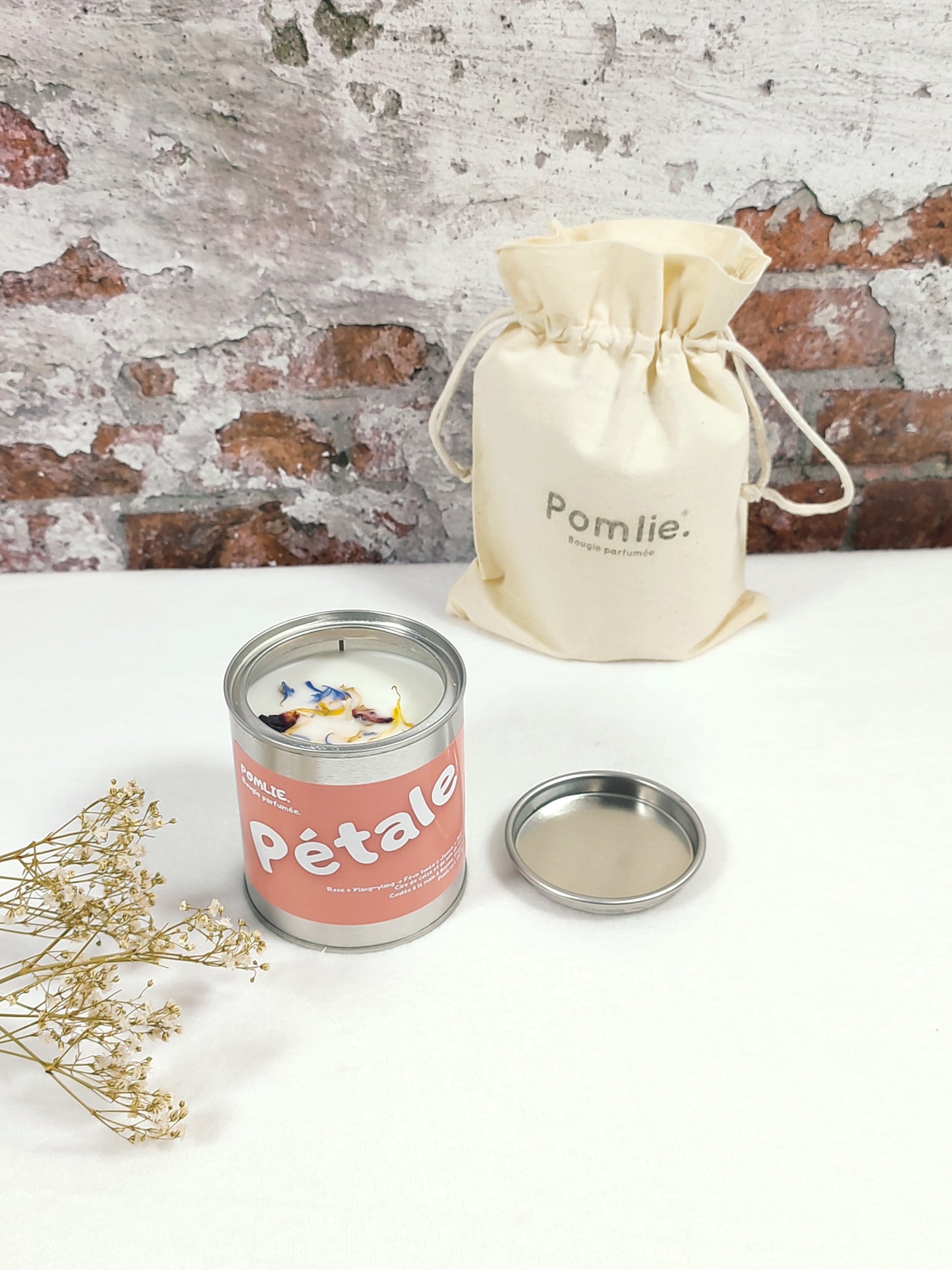 Bougie Pomlie Pétale en métal rose avec sac en coton.