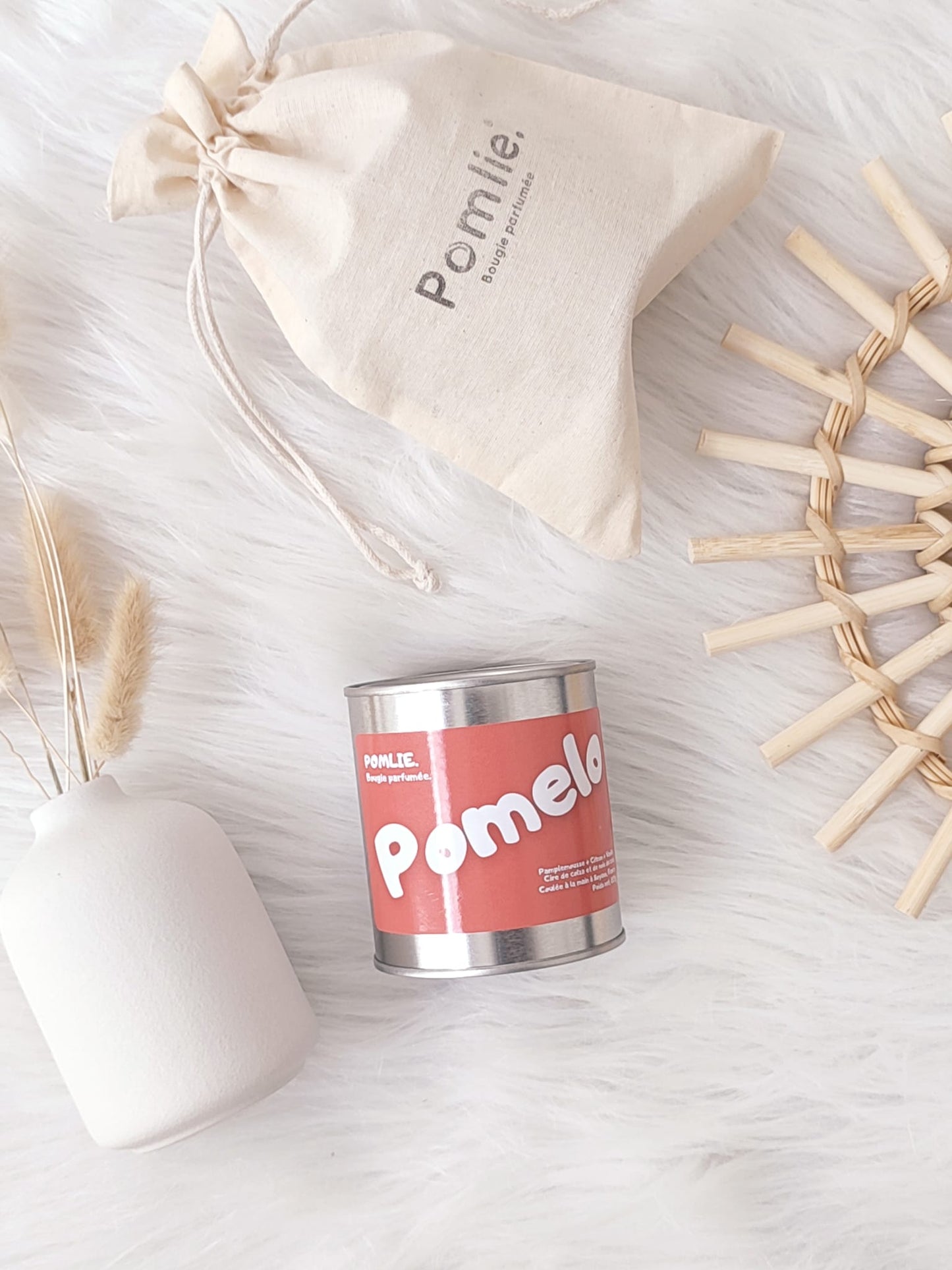 Bougie éthique Pomelo de Pomlie avec sachet en coton.