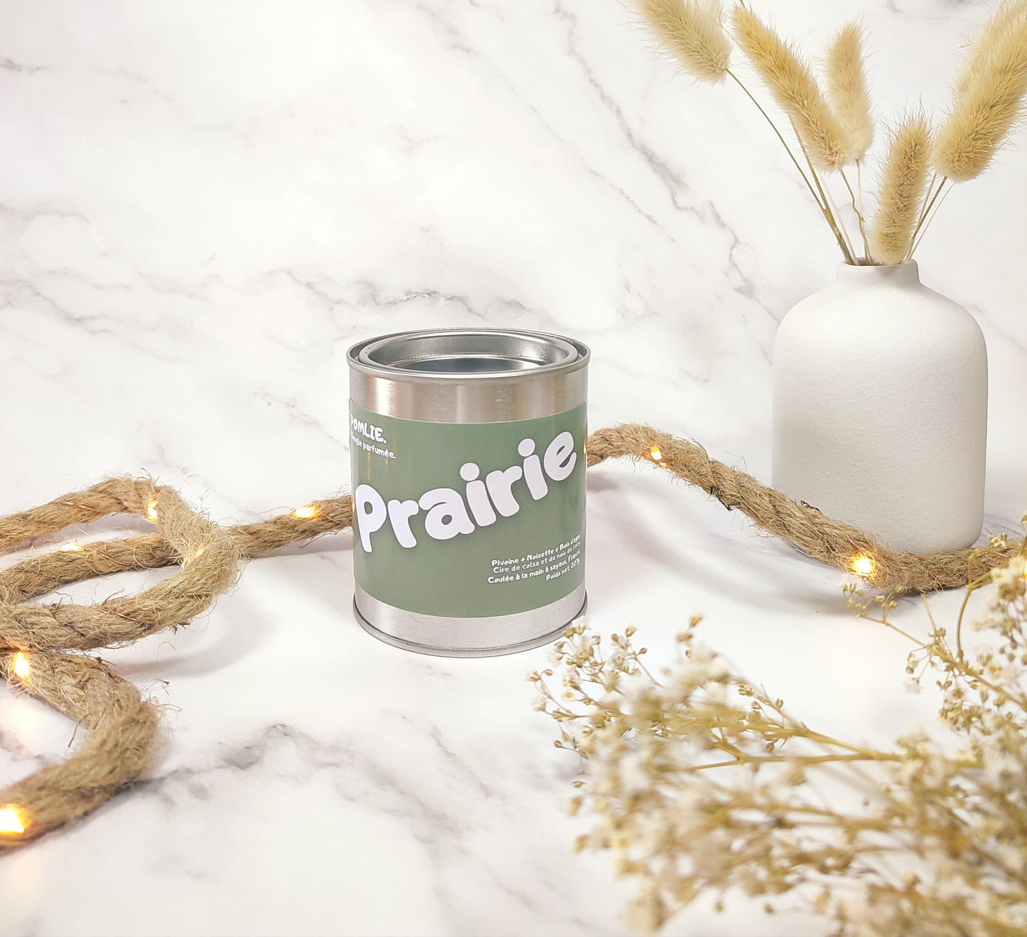 Bougie parfumée Prairie fermée avec corde de décoration et fleurs séchées.