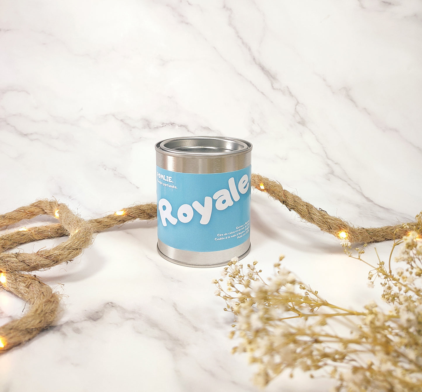 Bougie parfumée Royale fermée avec corde de décoration et fleurs séchées.