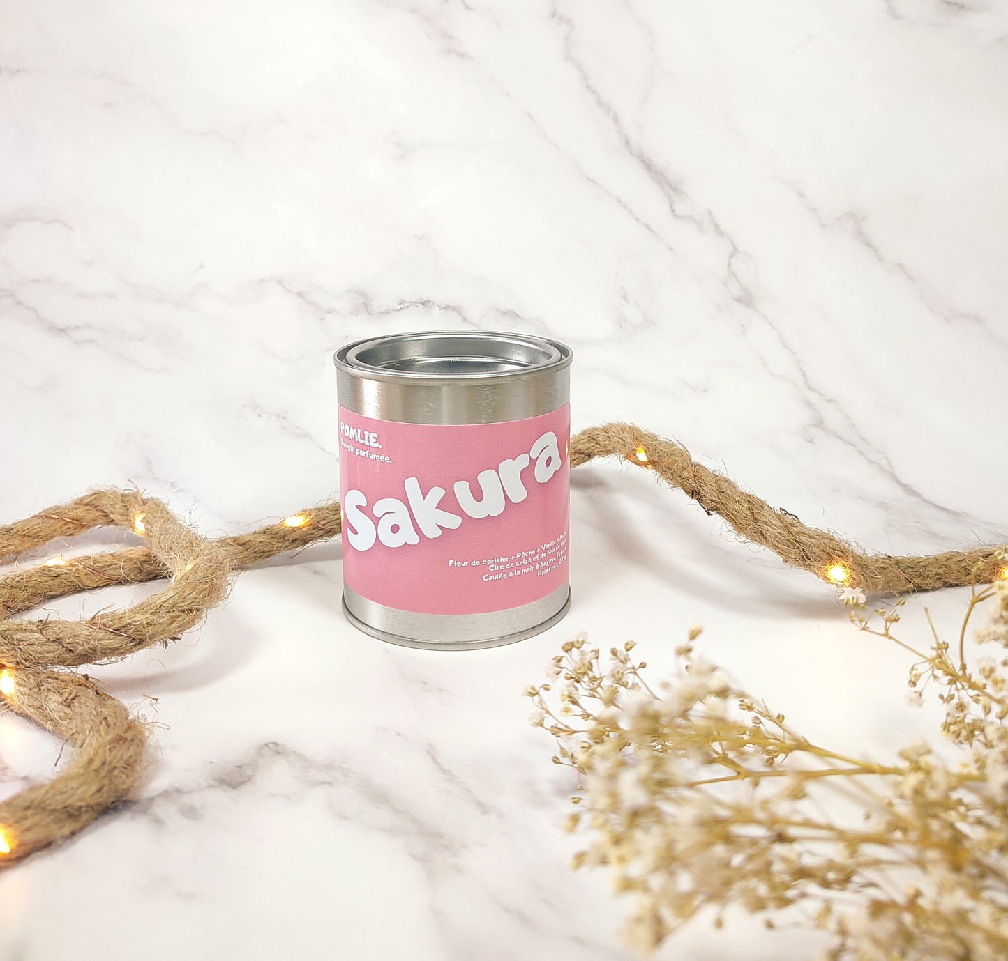 Bougie parfumée Sakura fermée avec corde de décoration et fleurs séchées.