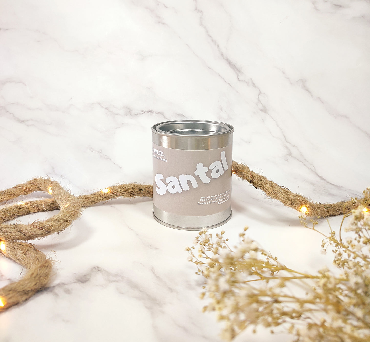 Bougie parfumée Santal fermée avec corde de décoration et fleurs séchées.