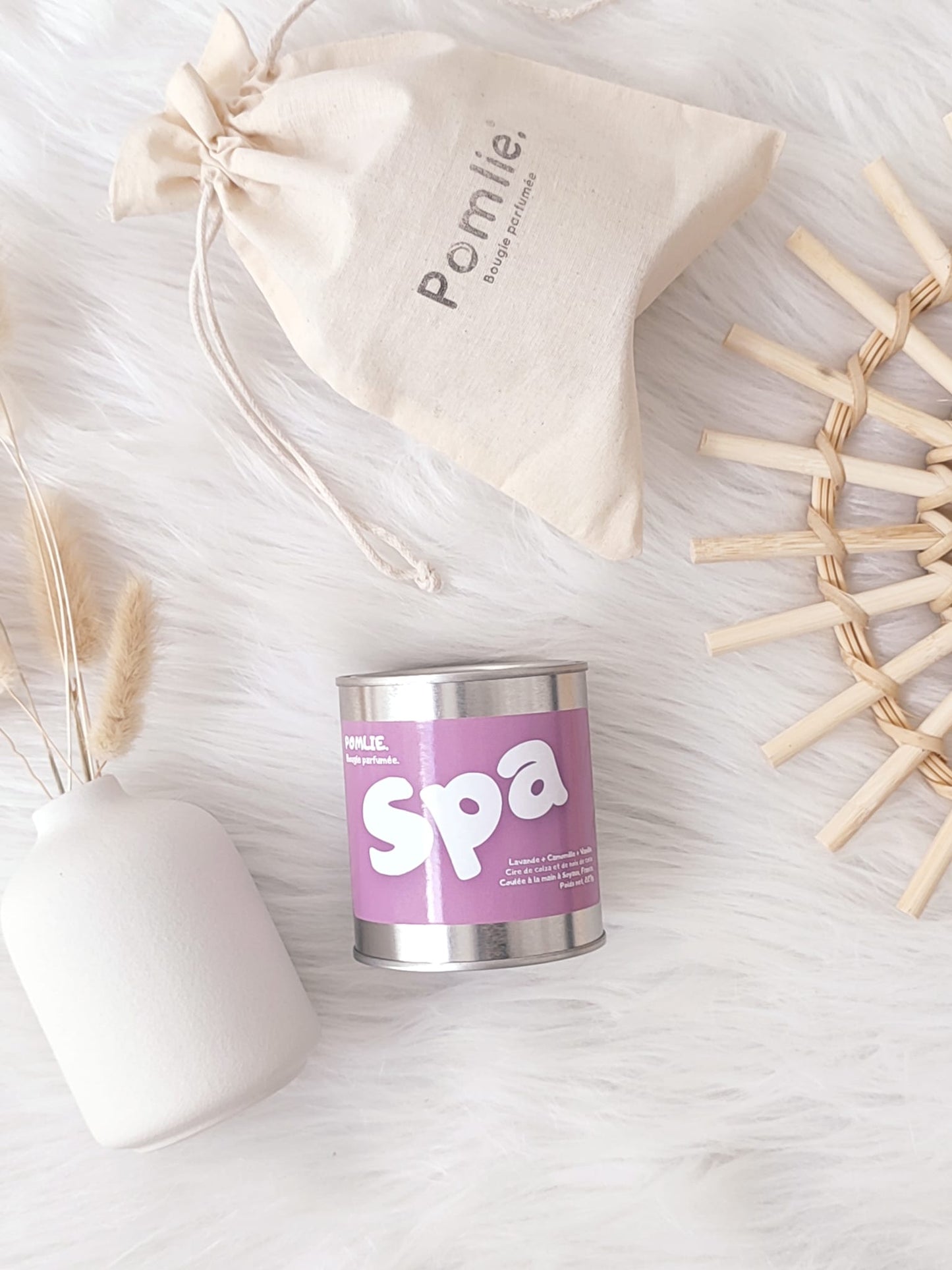 Bougie éthique Spa de Pomlie avec sachet en coton.
