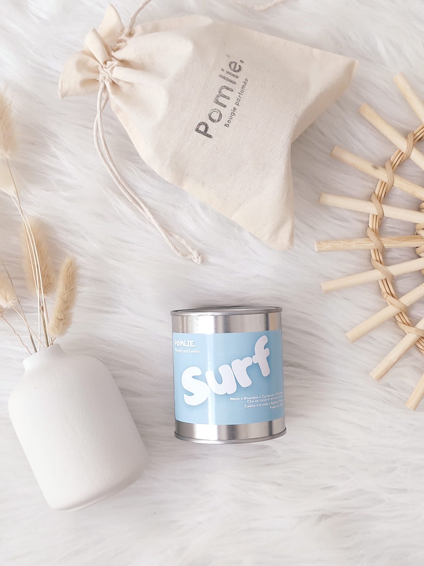 Bougie éthique Surf de Pomlie avec sachet en coton.
