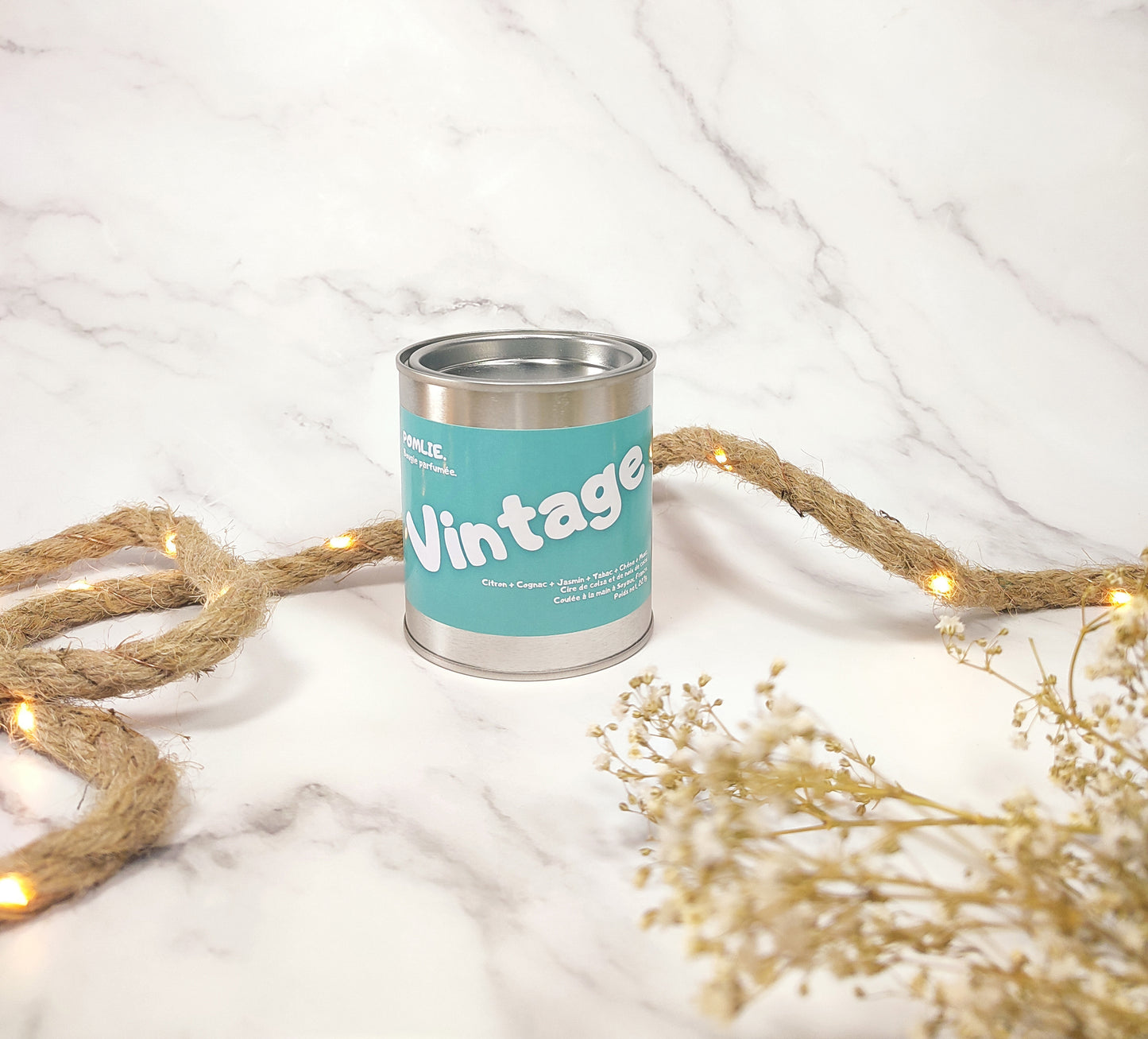 Bougie parfumée Vintage fermée avec corde de décoration et fleurs séchées.