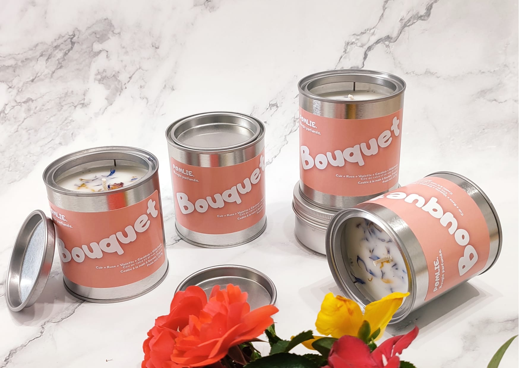 Bougies Pomlie Bouquet en métal rose avec des roses à côté.