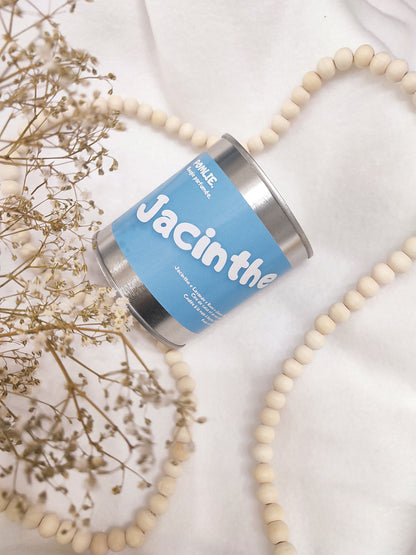 Bougie parfumée Jacinthe bleue avec bijoux et fleurs séchées.