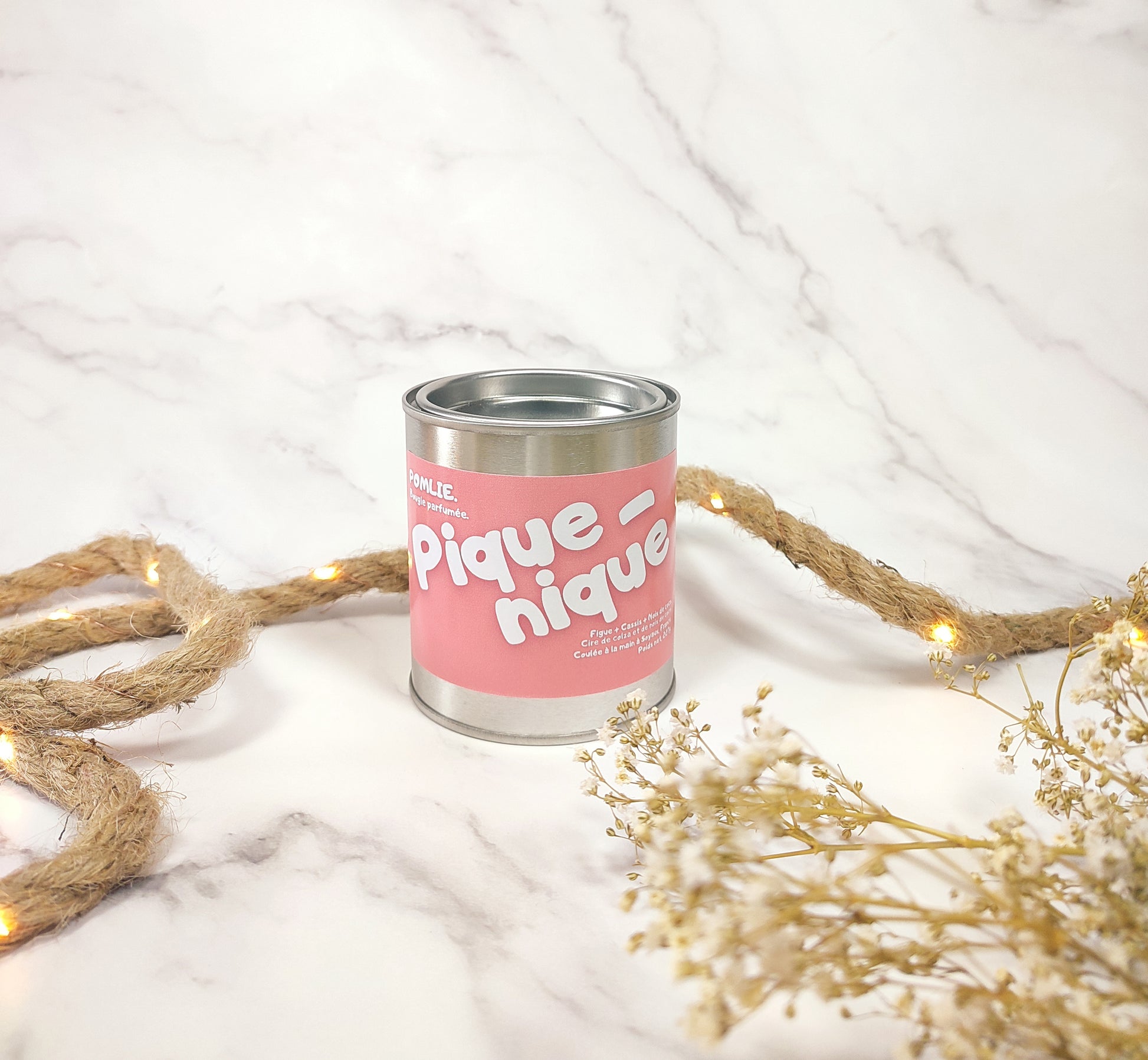Bougie parfumée Pique-nique fermée avec corde de décoration et fleurs séchées.