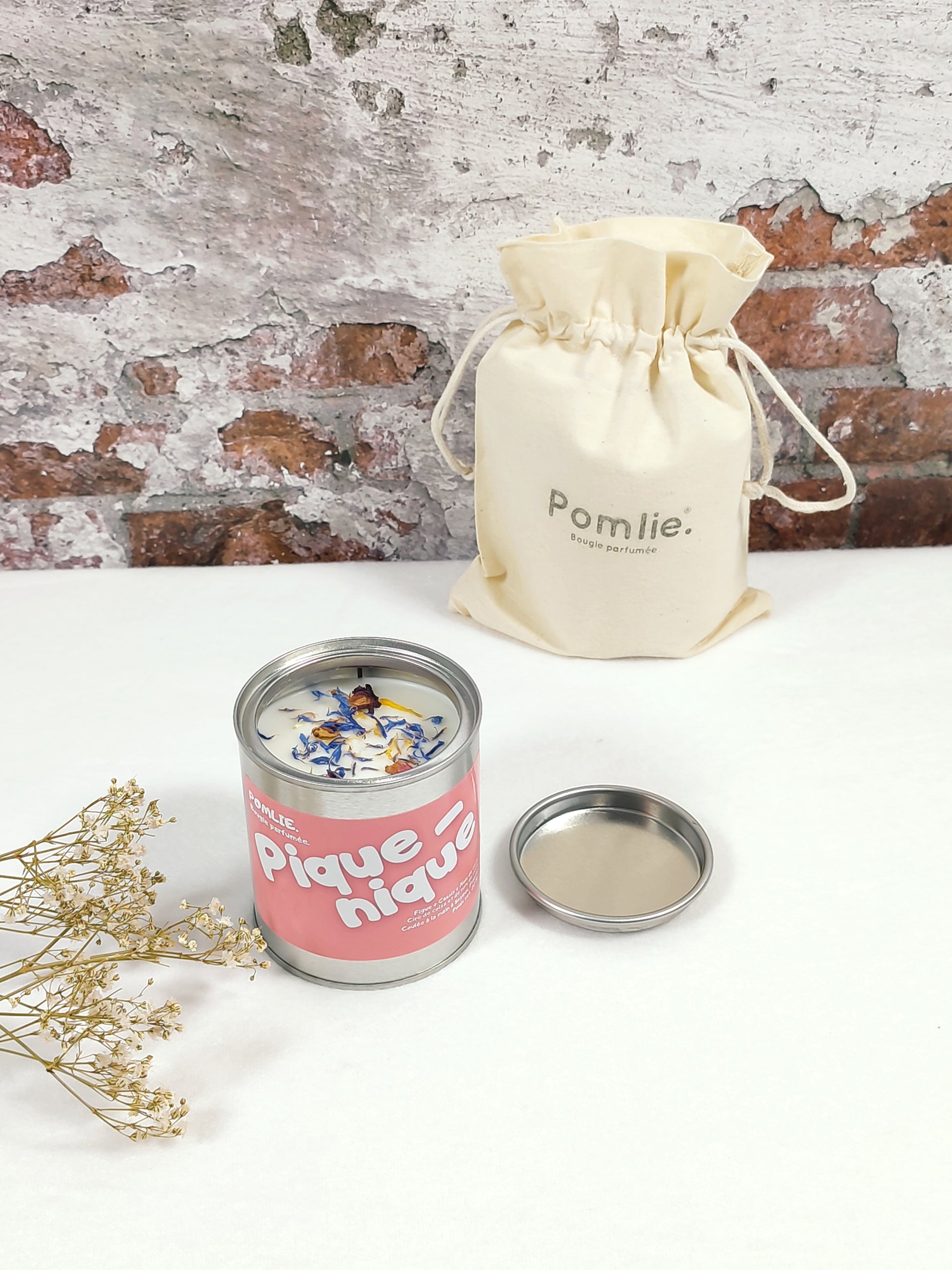 Bougie Pomlie Pique-nique dans une boîte en métal rose avec sac en coton.