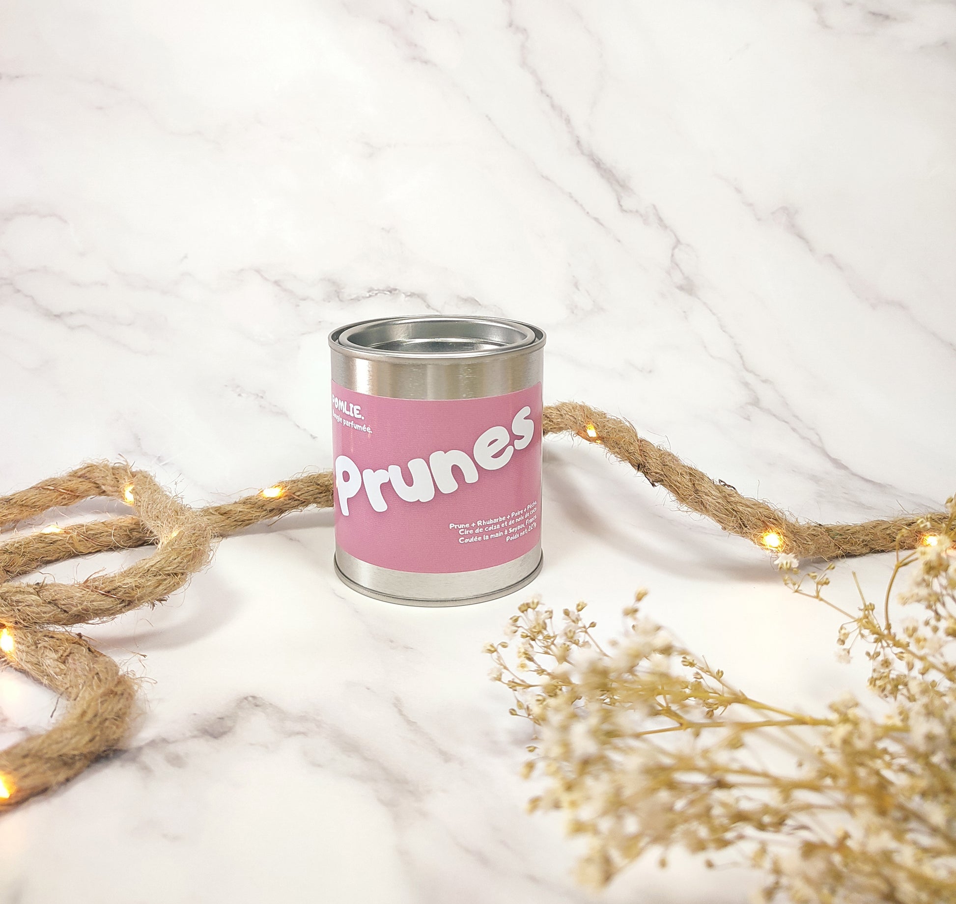 Bougie parfumée Prunes fermée avec corde de décoration et fleurs séchées.