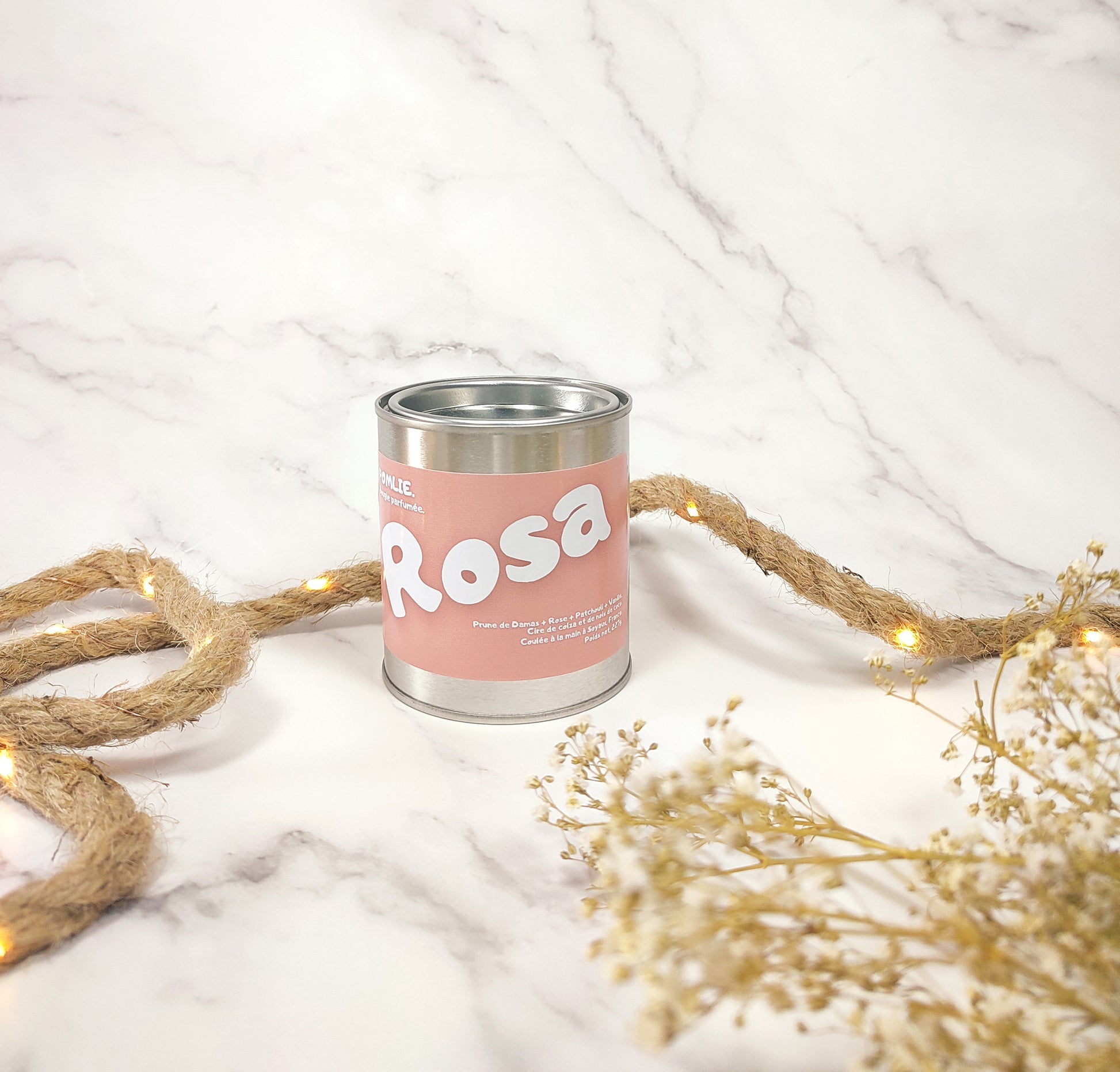Bougie parfumée Rosa fermée avec corde de décoration et fleurs séchées.