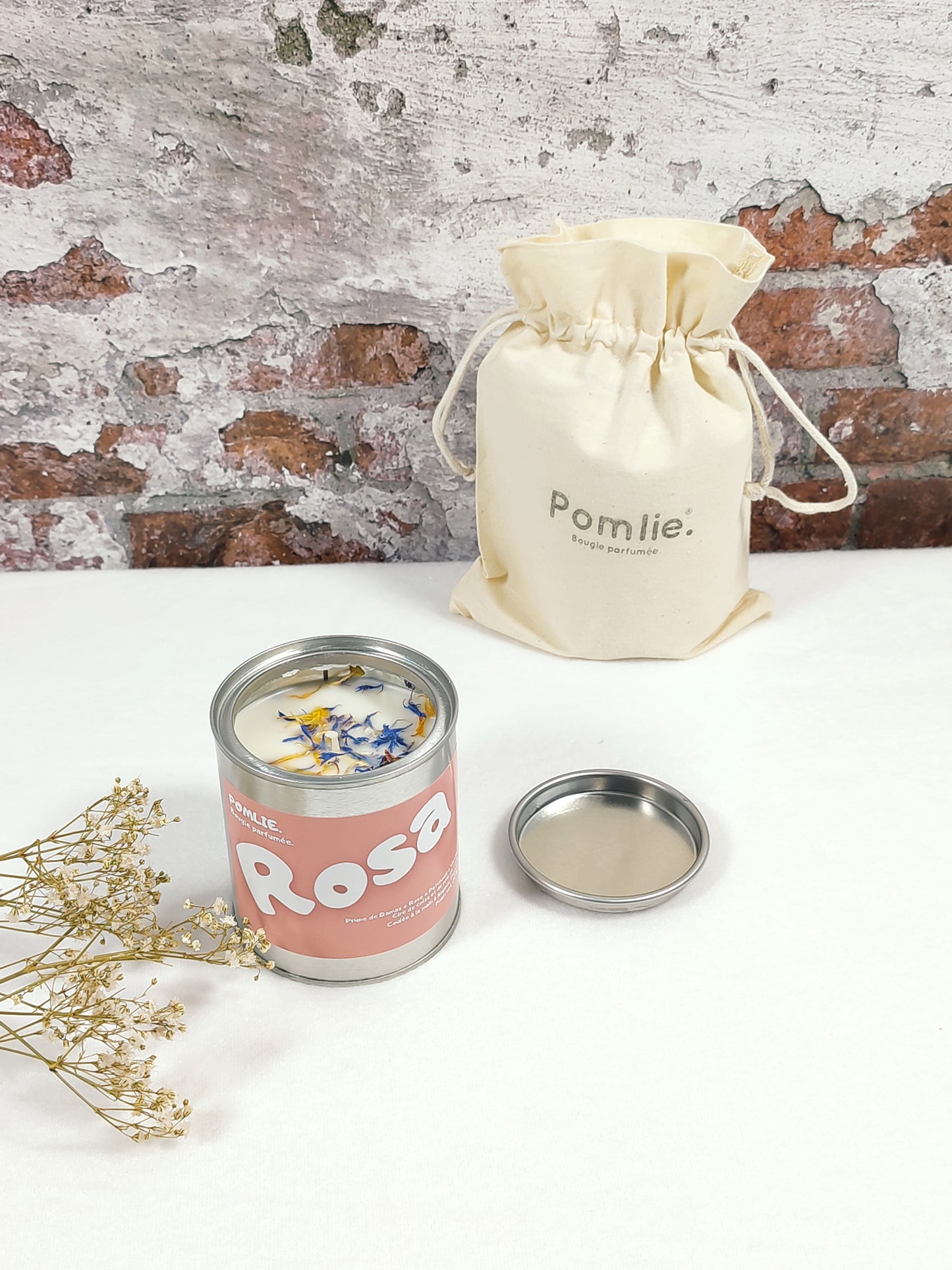 Bougie Pomlie Rosa dans une boîte en métal rose avec sac en coton.